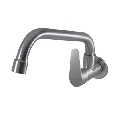 Crème finition de l' acier inoxydable de la cuisine du robinet de mélangeur avec l' eau chaude froide et le déviateur