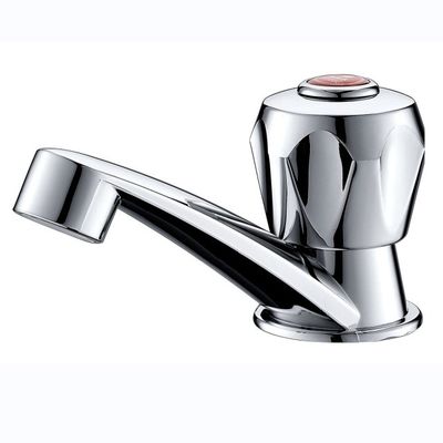 Ruban de robinet de surface en chrome monté sur un mur en plastique ABS pour un immeuble de bureaux