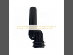 Le tuyau courbé reliant le tuyau d'arrivée d'eau pour la chasse d'eau au bâti-support du WC.